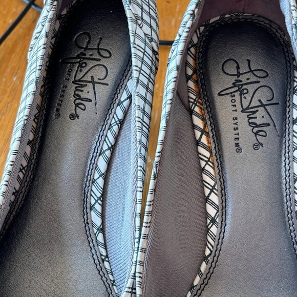 Life Stride Black and White Heels - Picture 5 of 9